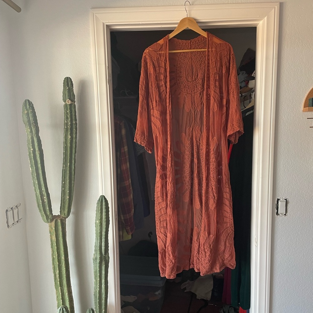 Midi bohemian duster with floral lace pattern. Rust. One size.